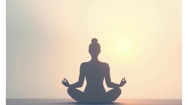Personne méditant dans un environnement serein, symbolisant la pleine conscience.