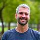Portrait de Thomas, un homme souriant et actif, bénéficiaire du programme de prévention Lumina Santé.